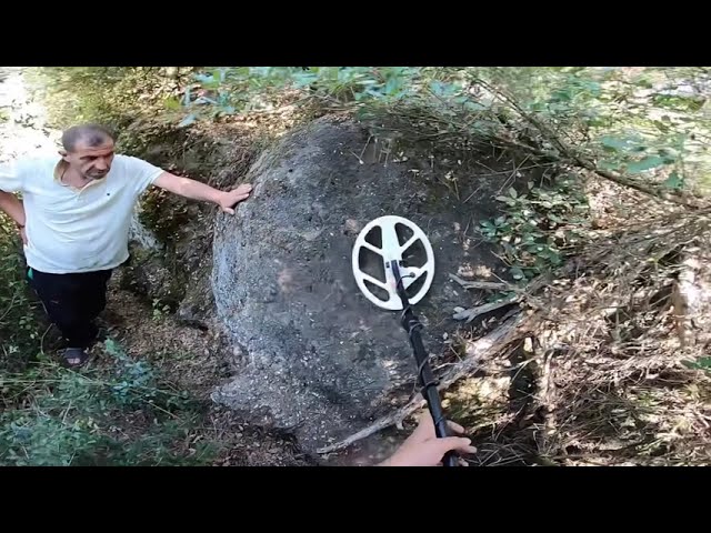 Kayalıktaki Define İşaretleri Oymaları Arama Anı