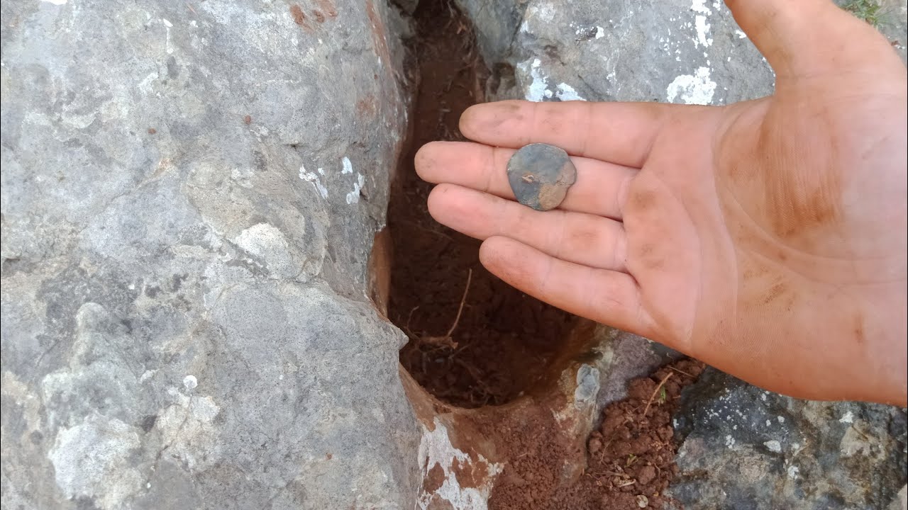 Kayanın Ortasındaki Oymadan Define Çıktı