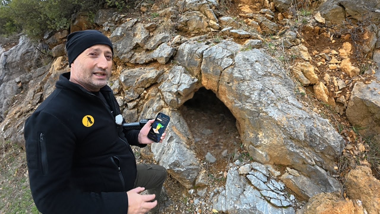 Çatlamış Kayadaki Gizli Define Kasası Altın Hazineyi