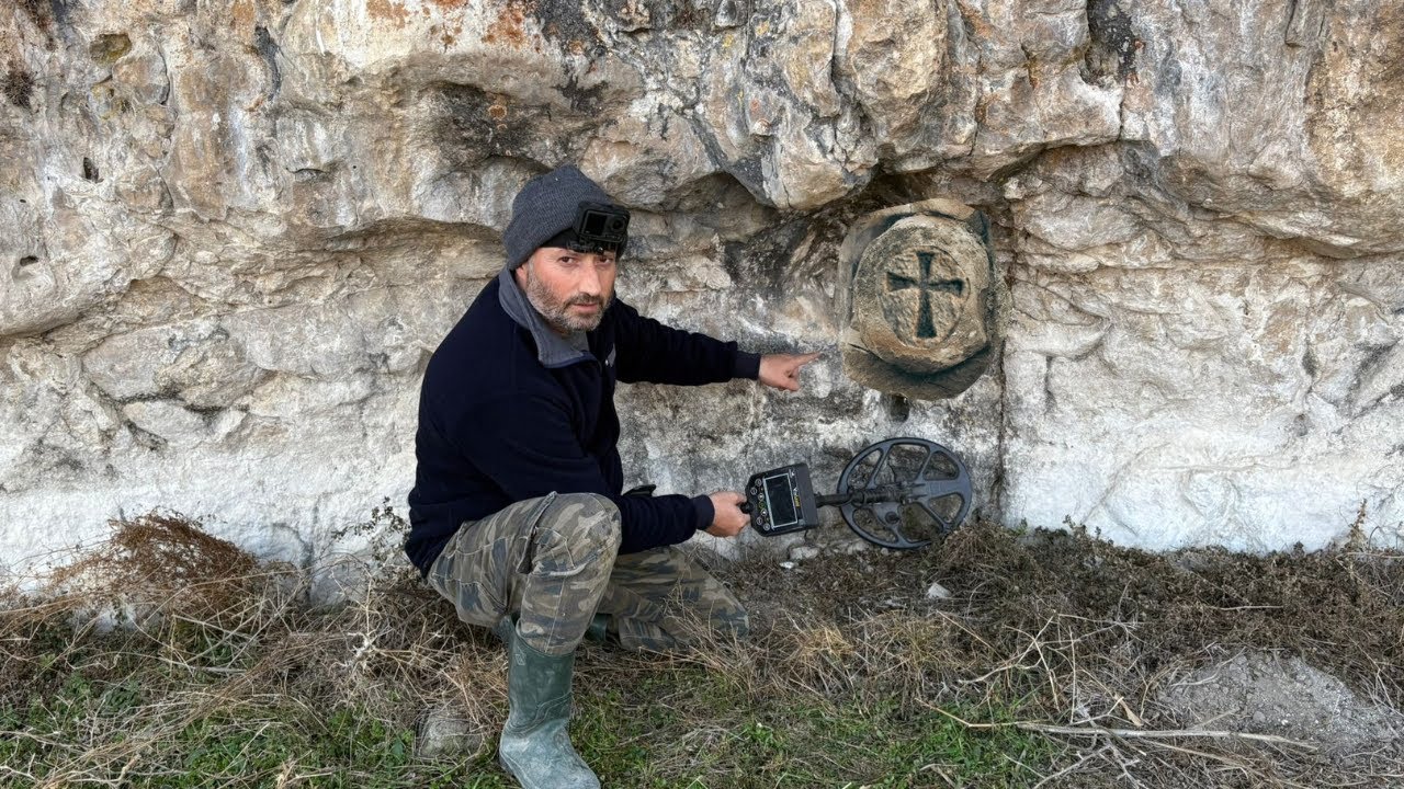Büyük Kayanın Altındaki Oymadan Defineyi Zor Çıkardık