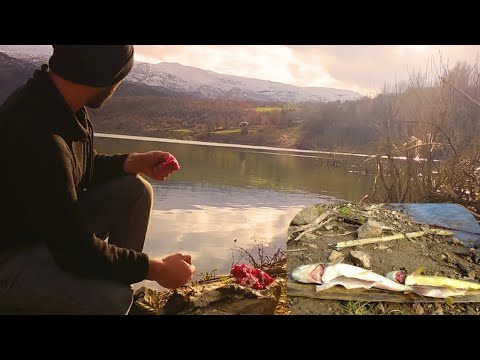 Güneşli bir kış gününde balık avı ve pişirmefishing and
