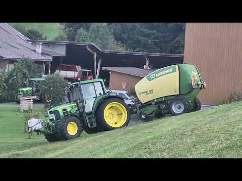 John Deere 6430 Premium am Hang Ballen pressen