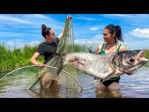 The Hunting Girls Have Caught a Giant Silver Carp Under