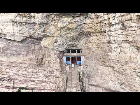 河北大山悬崖上竟发现神秘建筑，一道木门竟隐秘的镶嵌在山体之中，这到底是做什么的
