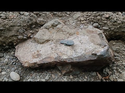 Batu lumut kristal yang sangat besar di sungai lukulo