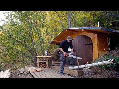 Creating a hut for autonomous life in the forest, Solo