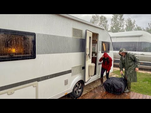 EV KONFORUNDA KARAVAN İLE SAĞANAK YAĞMUR ALTINDA KAMP