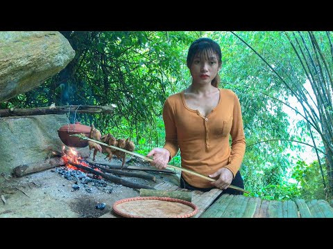 Bushcraft survival build shelter in the Cave, Cook in clay