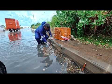 Collect garbage that blocks the drainage system clean the