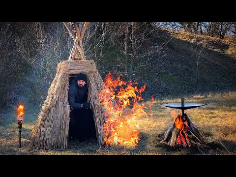 Bushcraft Building a hut from reeds