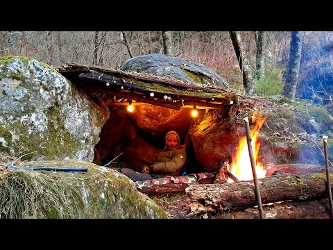 Building Survival Shelter, Winter Bushcraft Camping in the