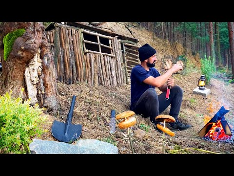 Building a Shelter in a thunderstorm Bushcraft Outdoor