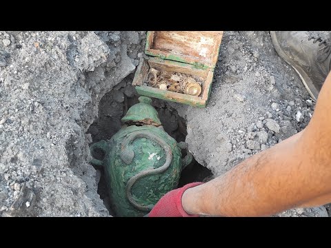 Incredible Hidden Treasure Found Underground Ancient Chest