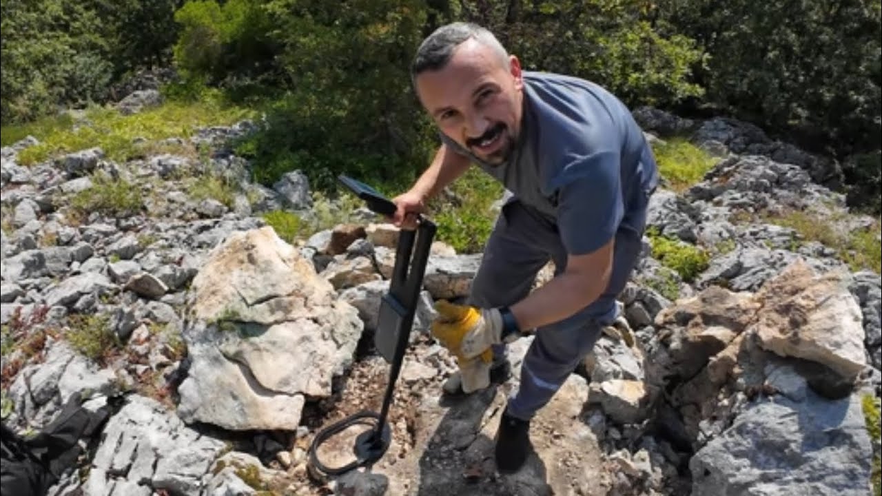 Define Dedektörü İle Eski Kilise Malzemeleri Bulduk