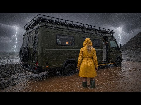 ŞİDDETLİ YAĞIŞTA KARAVAN VE ÇADIRLA 2 FARKLI KAMP
