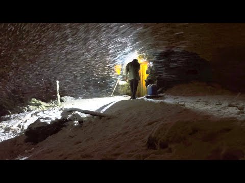 Yoğun Kar Fırtınasında Dağ Evinde Yaşam Mountain Cabin in