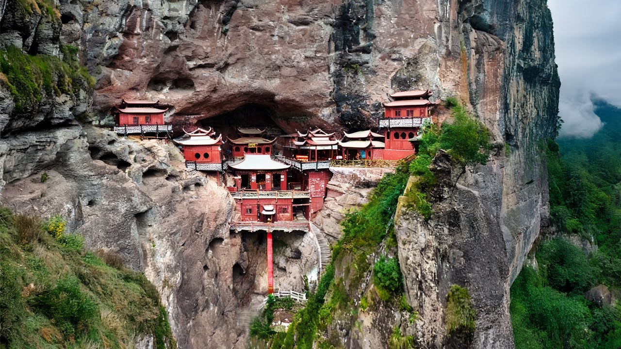 China’s 1,000-Year-Old Hanging House: Held by ONE Pillar?