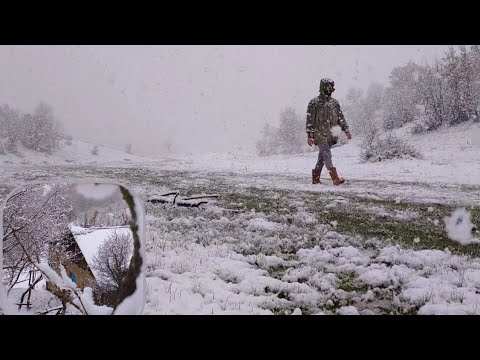 Bahar ayında gelen şiddetli karda yaşam mücadelesiKöy