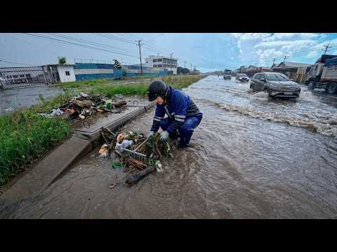 Massive flood Clearing a drainage system blockage while it