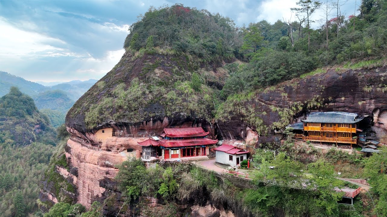 China’s Forgotten Cliff Paradise: Only 4 People Still Live