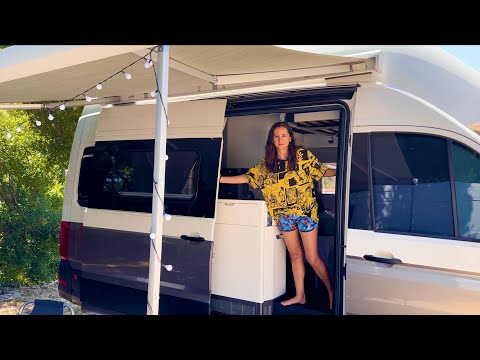 KARAVAN İLE YOLDA YAŞAMAK DENİZ KENARI KAMP ALANINDA BİR