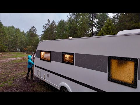 ŞİDDETLİ YAĞMURDA EV KONFORUNDA KARAVAN İLE SOBALI KAMP
