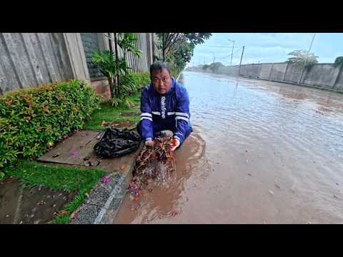 Clearing debris from a completely clogged drainpipe after