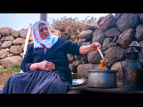 Dağda Yöresel Sulu Köftemiz- Dere Kenarında Otlayan İnekler