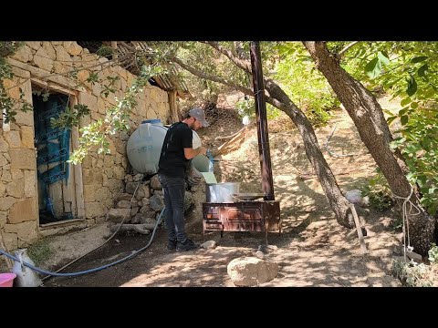 Yüksek dağ köyünde yaşayan adamın zorlu ve mutlu