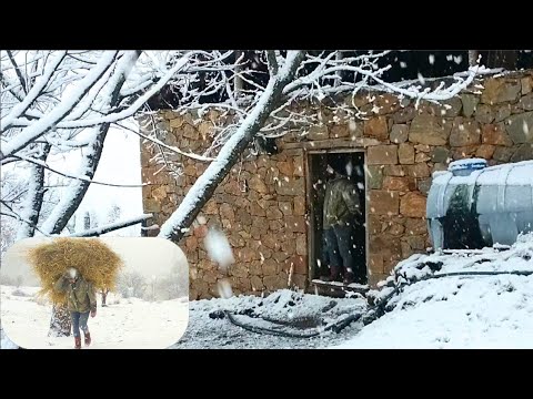 Yoğun kar yağışı altında yaşam mücadelesi Karakışta köy