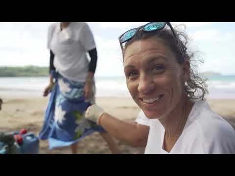 Cette institutrice emmène ses élèves repiquer des coraux