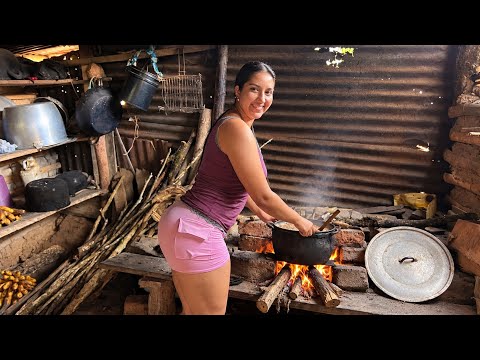 Preparando la comida a las mascotas de mi abuelita