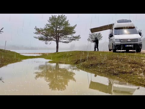 SAĞANAK YAĞMUR ALTINDA EV KONFORUNDA KARAVAN İLE GÖL KAMPI