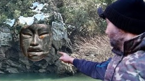 Tarihi Bölgede Define Altın Şapkalı Heykelcik Çıktı