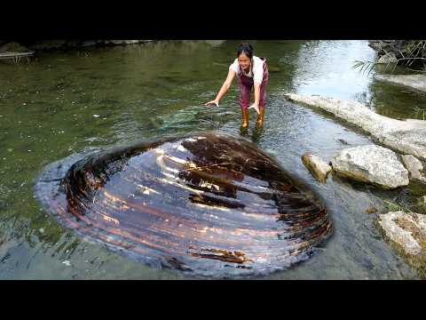 It's strange that such a big river clam doesn't have a few