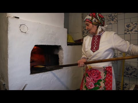 MARI GRANDMOTHER prepares cereal PANCAKES in RUSSIAN stove.