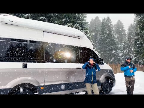 YOĞUN KAR YAĞIŞINDA KONFORLU BİR KARAVAN İLE SOBALI KAMP