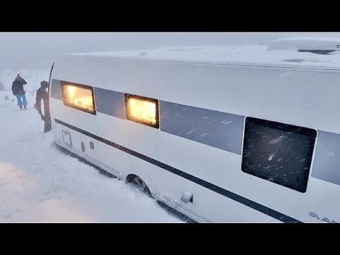 ŞİDDETLİ KAR FIRTINASINDA EV KONFORUNDA KARAVAN İLE KAMP