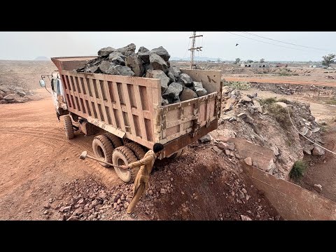 Fully Loaded Dump Truck vs Giant Rocks Extreme Hopper Jam