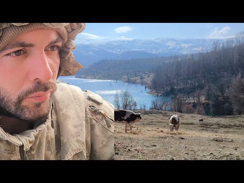 Türkiye'nin uzak bir dağ köyünde yaşam Man living happily