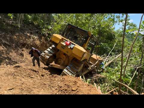 Shocking Recording Moment When CAT D6R XL Bulldozer