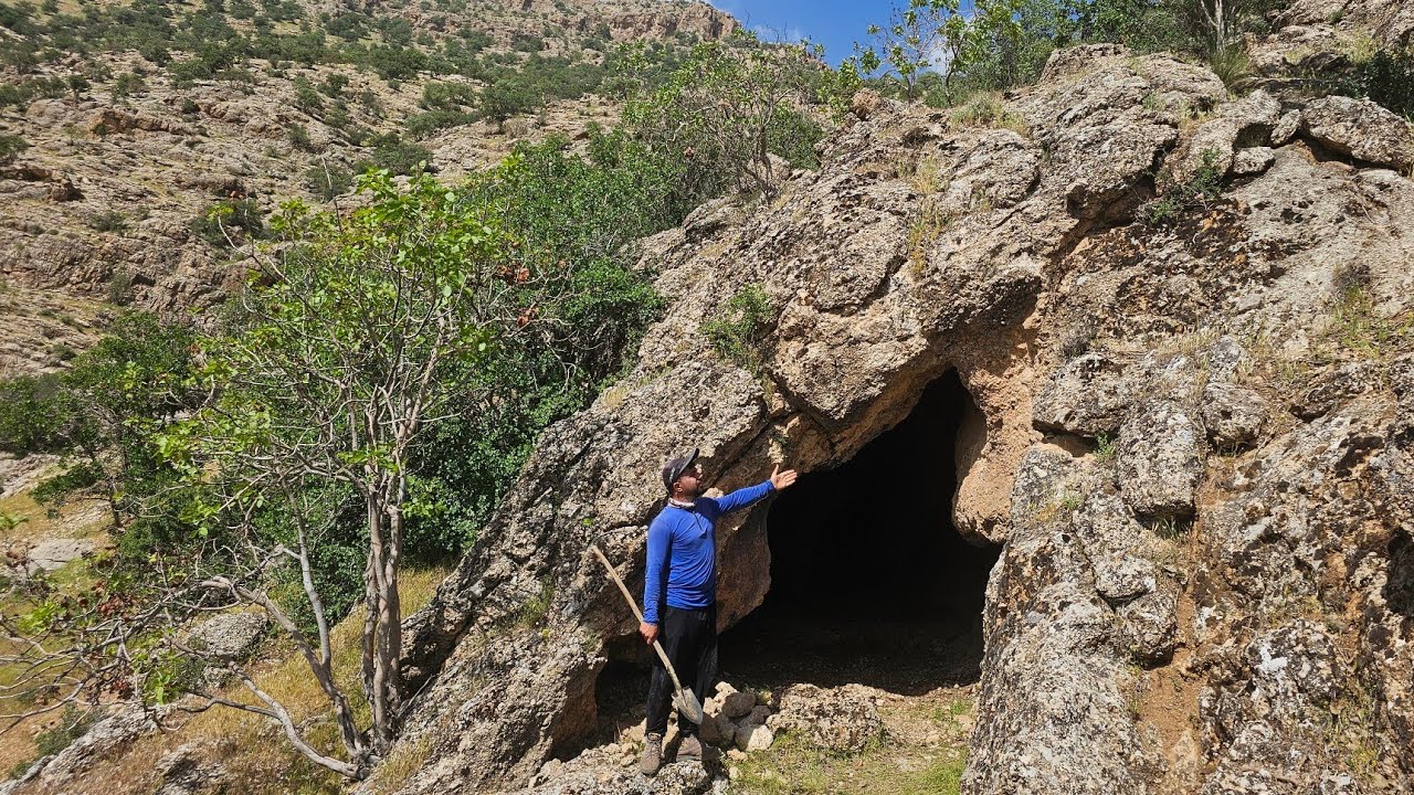 Building DIY shelter in a Cave muddy stone home