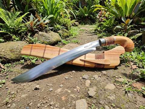 Man Spends 7 Days Forging a Traditional Parang From Scrap