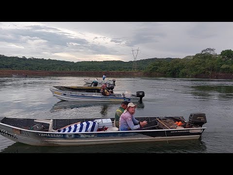 Pescaria nas corredeiras da barragem de água vermelha