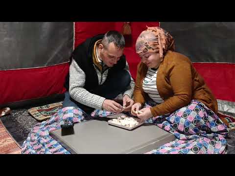 TARİHİ TERKEDİLMİŞ MAĞARA KÖYDE KAMP. CAMPING IN THE