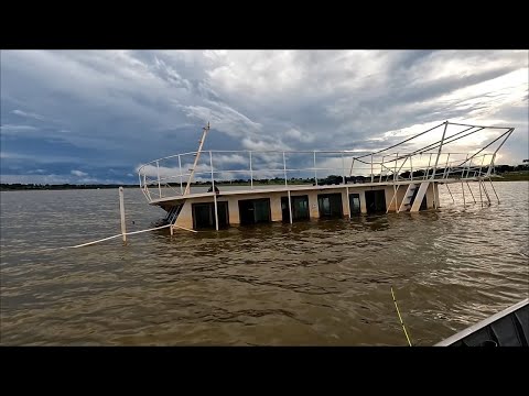 Tempestade virou barco de luxo Pescaria de Curvinas e mandi