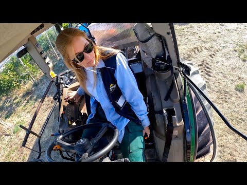 GIRL & TRACTOR Soraia and JOHN DEERE 5105 GF