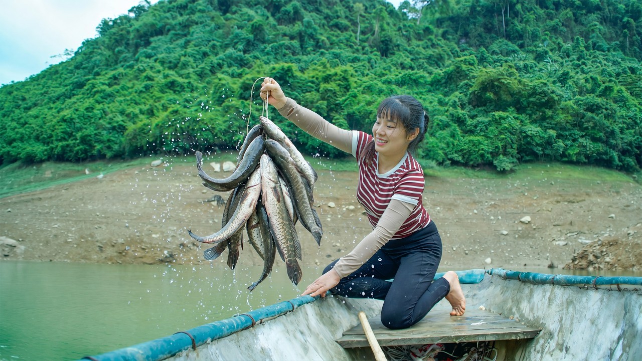 Living Alone on the Lake Setting Fish Traps for Giant