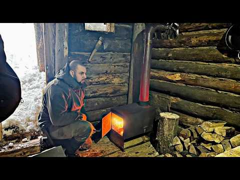 A man spent a whole year building a dugout in a wild forest
