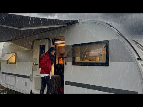 EV KONFORUNDA KARAVAN İLE YAĞMUR ALTINDA KAMP